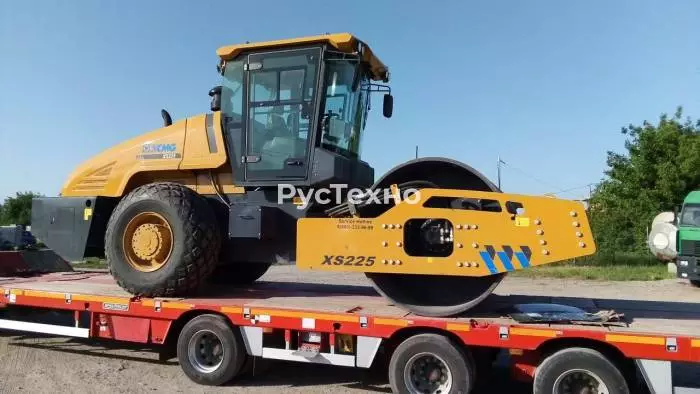 Гидравлический одновальцовый полноприводный каток XCMG XS225